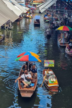 Bangkok Tayland 'daki Damnoen saduak yüzer pazarındaki insanlar. Tayland 'da renkli yüzen pazar