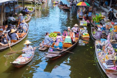 Bangkok Tayland 'daki Damnoen saduak yüzer pazarındaki insanlar. Tayland 'da renkli yüzen pazar