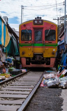 Maeklong Demiryolu Tayland Pazarı. Tren raylarda yavaş ilerliyor. Güneşli bir günde Umbrella Tren Pisti, Mae Klong Tren İstasyonu, Bangkok, Tayland 'da Taze Pazar