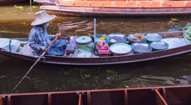 Bangkok Tayland 'daki Damnoen saduak yüzer pazarındaki insanlar. Tayland 'da renkli yüzen pazar