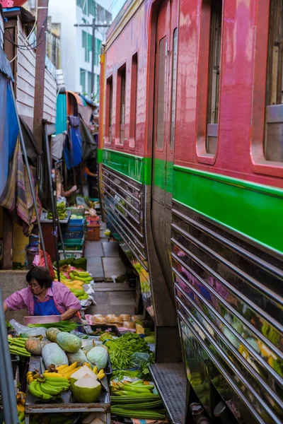 Maeklong Railway Market Thailand 열차는 천천히 선로에 Mae Klong Train — 스톡 사진