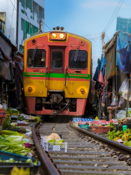 Maeklong Eisenbahnmarkt Thailand Zug Auf Schiene Bewegt Sich Langsam Regenschirm — Stockfoto