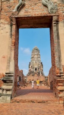 Ayutthaya, Tayland 'da eski bir Pagoda' da yürüyen erkek ve kadınlar, Ayyuthaya Tayland 'ı ziyaret eden birkaç erkek ve kadın..