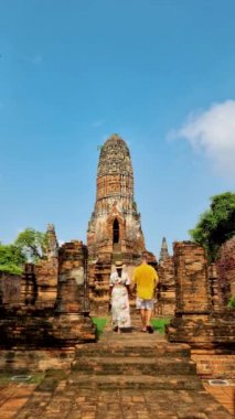 Ayutthaya, Tayland 'da eski bir Pagoda' da yürüyen erkek ve kadınlar, Ayyuthaya Tayland 'ı ziyaret eden birkaç erkek ve kadın..