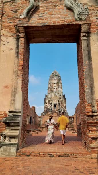 Homens Mulheres Caminhando Velho Pagode Ayutthaya Tailândia Wat Ratchaburana Par — Vídeo de Stock