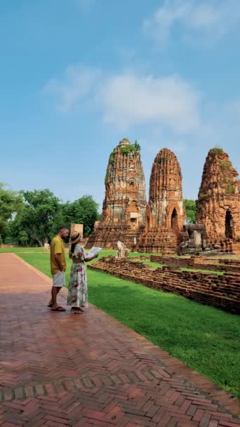 Ayutthaya Tayland Wat Mahathat Şapkalı Turist Haritalı Bir Çift Adam — Stok video