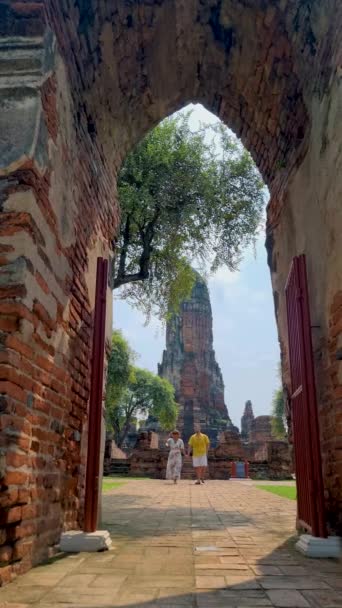 タイのアユタヤタイを訪れる帽子をかぶった男女のカップル ワット プララム 古い塔を歩いている男女 — ストック動画
