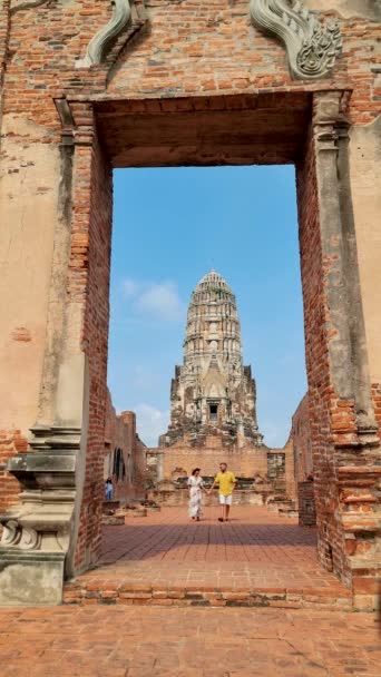 タイのアユタヤにある古い塔を歩く男性と女性ワット ラチャブラナ 帽子をかぶった男性と女性のカップル Ayyuthaya Thailand — ストック動画