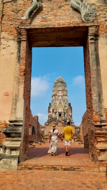 タイのアユタヤにある古い塔を歩く男性と女性ワット ラチャブラナ 帽子をかぶった男性と女性のカップル Ayyuthaya Thailand — ストック動画