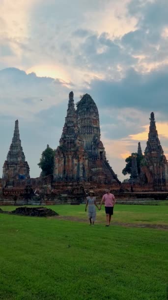 ชายและหญ มาเย อนว ฒนาราม ระหว างพระอาท ตกในอย ธยา ประเทศไทย กเด — วีดีโอสต็อก