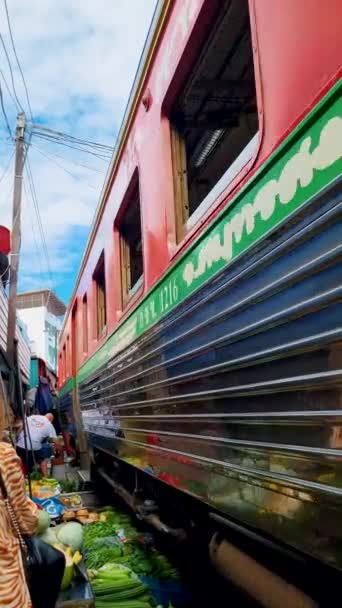 Maeklong Railway Market Thailand Tren Las Vías Moviéndose Despacio Paraguas — Vídeo de stock