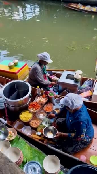 バンコク タイのダムノーン サドゥーク 水上マーケットの人々 タイのカラフルな浮遊市場 — ストック動画