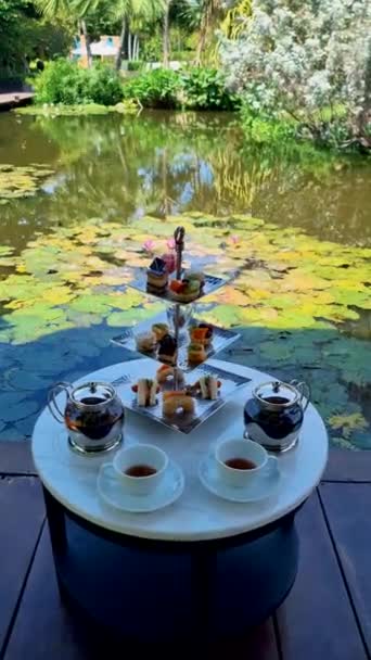 在泰国的一个水塘边喝下午茶 在一个热带花园里喝高茶 — 图库视频影像