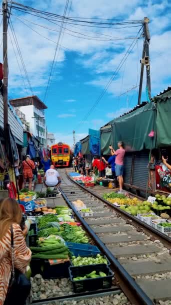 Maeklong Železniční Trh Thajsko Vlak Kolejích Pohybuje Pomalu Deštník Čerstvý — Stock video