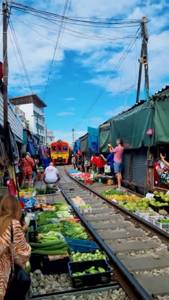 Maeklong铁路市场泰国 火车在轨道上缓慢移动 泰国曼谷Mae Klong火车站铁路轨道上的伞状新鲜市场 — 图库视频影像