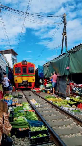 Maeklong铁路市场泰国 火车在轨道上缓慢移动 泰国曼谷Mae Klong火车站铁路轨道上的伞状新鲜市场 — 图库视频影像