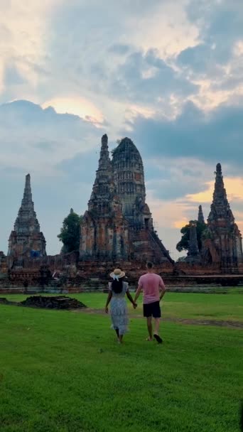 Чоловіки Жінки Капелюховою Туристичною Парою Відвідують Аюттхаю Таїланд Ват Чайваттанарамі — стокове відео