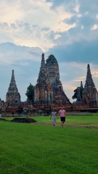 Чоловіки Жінки Капелюховою Туристичною Парою Відвідують Аюттхаю Таїланд Ват Чайваттанарамі — стокове відео