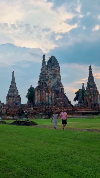 Мужчины Женщины Шляпной Туристической Пары Посетить Аюттхая Таиланд Ват Чайваттханарам — стоковое видео