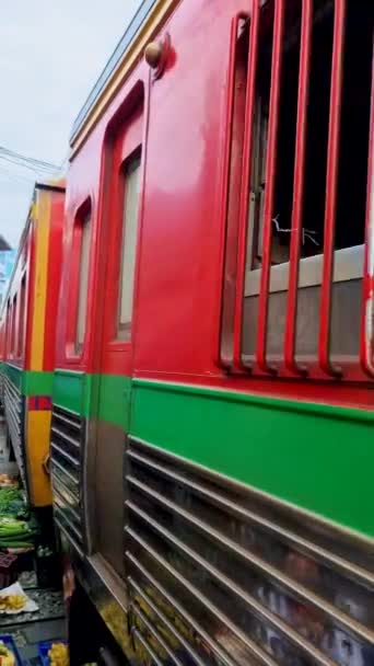 Maeklong Mercato Ferroviario Thailandia Treno Sui Binari Movimento Lento Ombrello — Video Stock