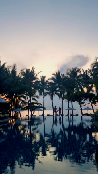 Casal Homens Mulheres Relaxando Beira Piscina Cadeiras Praia Piscina Tropical — Vídeo de Stock