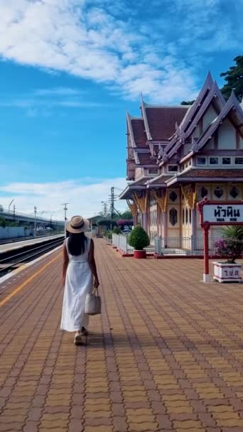 Mujer Asiática Con Sombrero Bolso Esperando Tren Estación Tren Hua — Vídeos de Stock