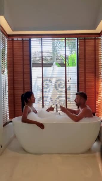 Casal Homens Mulheres Banho Homens Mulheres Uma Banheira Branca Banheiro — Vídeo de Stock