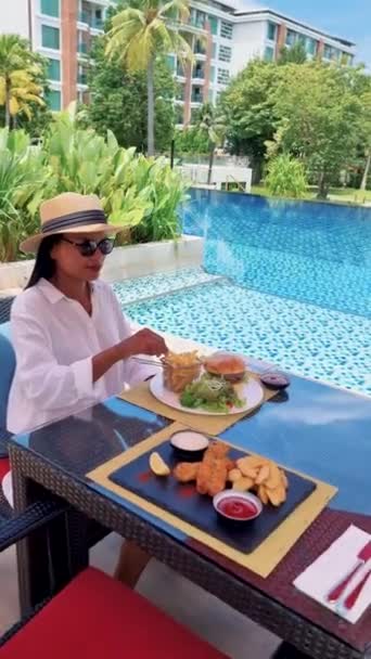Asiatische Frauen Beim Mittagessen Pool Mit Hamburgern Und Fish Chips — Stockvideo