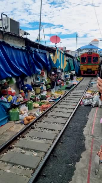 Maeklong鉄道市場タイ トラックの移動が遅い電車 晴れた日には 鉄道線路の上に傘の新鮮な市場 メーコン駅 バンコク — ストック動画