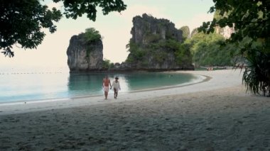 Koh Hong Adası Krabi Tayland, Koh Hong plajında bir çift kadın ve erkek, Asyalı kadın ve Avrupalı erkeklerin olduğu tropik beyaz bir plaj Krabi Tayland 'da.