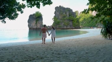 Koh Hong Adası Krabi Tayland, Koh Hong plajında bir çift kadın ve erkek, Asyalı kadın ve Avrupalı erkeklerin olduğu tropik beyaz bir plaj Krabi Tayland 'da.