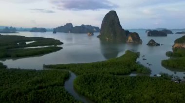 Sametnangshe 'nin panorama manzarası, Phangnga körfezindeki dağların manzarası, Miranda Denizi' ndeki mangrov ormanı, akşam alacakaranlığı gökyüzü, Tayland, Phangnga 'da seyahat yeri.