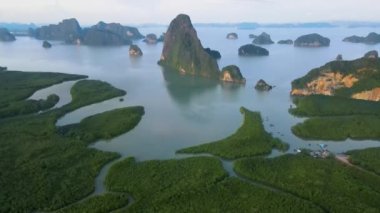 Sametnangshe 'nin panorama manzarası, Phangnga körfezindeki dağların manzarası, Miranda Denizi' ndeki mangrov ormanı, akşam alacakaranlığı gökyüzü, Tayland, Phangnga 'da seyahat yeri.