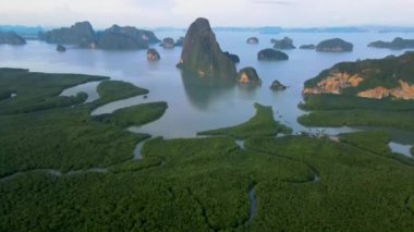 Sametnangshe 'nin panorama manzarası, Phangnga körfezindeki dağların manzarası, Miranda Denizi' ndeki mangrov ormanı, akşam alacakaranlığı gökyüzü, Tayland, Phangnga 'da seyahat yeri.