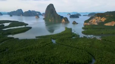 Sametnangshe 'nin panorama manzarası, Phangnga körfezindeki dağların manzarası, Miranda Denizi' ndeki mangrov ormanı, akşam alacakaranlığı gökyüzü, Tayland, Phangnga 'da seyahat yeri.
