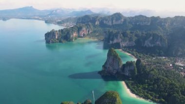 Railay Beach Krabi Tayland, Railay Krabi 'nin tropikal plajı, Tayland' da devasa kireçtaşı kayaları olan huzurlu Railay Railay Sahili manzarası. 