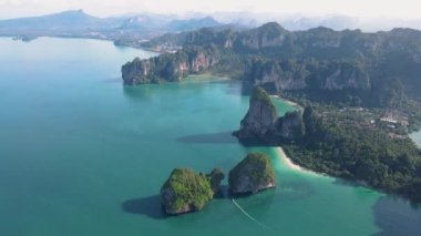 Railay Beach Krabi Tayland, Railay Krabi 'nin tropikal plajı, Tayland' da devasa kireçtaşı kayaları olan huzurlu Railay Railay Sahili manzarası. 