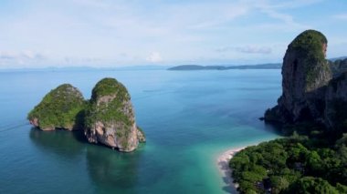 Railay Beach Krabi Tayland, Railay Krabi 'nin tropikal plajı, Tayland' da devasa kireçtaşı kayaları olan huzurlu Railay Railay Sahili manzarası. 
