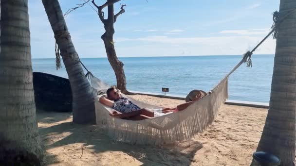 Par Hombres Mujeres Viendo Amanecer Una Hamaca Una Playa Tropical — Vídeos de Stock