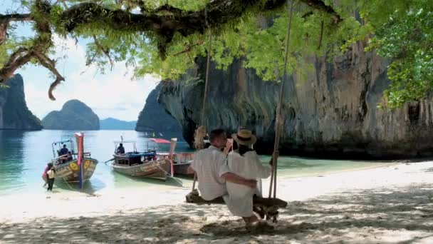 เกาะฮ องกง เกาะกระบ ประเทศไทย ชายและผ งสองสามคนบนชายหาดของเกาะฮ องกง ชายหาดส ขาวเขตร อนท — วีดีโอสต็อก
