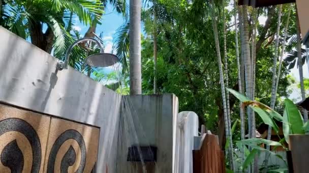 Una Ducha Aire Libre Jardín Tropical Tailandia Primer Plano Ducha — Vídeos de Stock