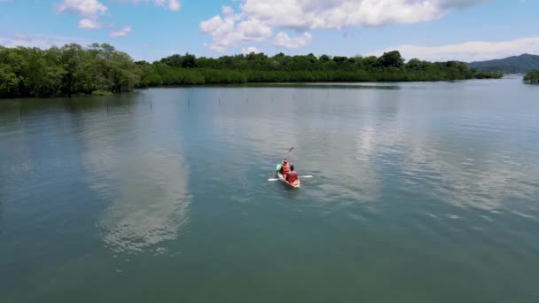 Pár Kajaku Oceánu Krabi Thajsko Kajak Tropické Pláži Thajsku Modrý — Stock video