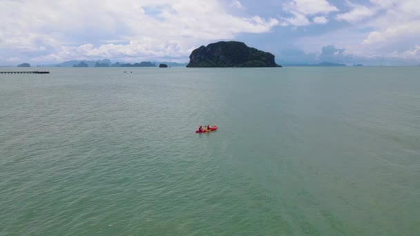 一对在泰国克拉比海域的皮划艇上 一对在泰国热带海滩的皮划艇 泰国热带岛屿的蓝色海洋和白色海滩 — 图库视频影像