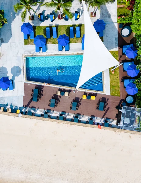 Vista Aérea Cima Piscina Piscina Tropical Cima Com Drone Homens — Fotografia de Stock