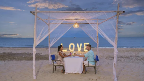 태국의 후아힌 해변에서의 로맨틱 화안의 옆에서의 발렌틴 해변에서 낭만적 식사를 — 스톡 사진
