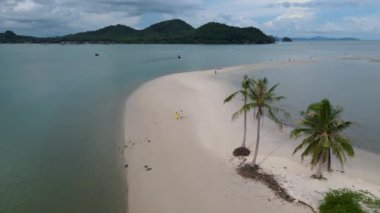Koh Yao Yai Tayland, Koh Yao Tayland adasında kumsalda yürüyen bir çift kadın ve erkek, beyaz kum ve palmiye ağaçlarıyla dolu bir kumsal.. 