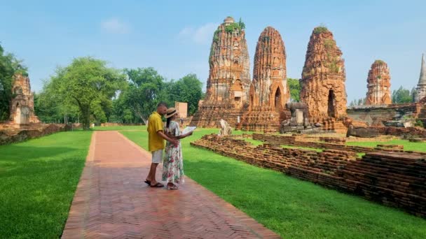 Ayutthaya Tayland Wat Mahathat Şapkalı Turist Haritalı Bir Çift Adam — Stok video