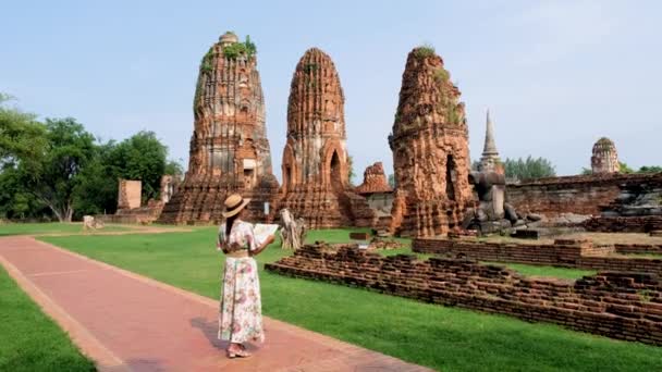 Аюттхая Таїланд Ват Махате Жінки Капелюхом Туристичною Картою Дивляться Стару — стокове відео