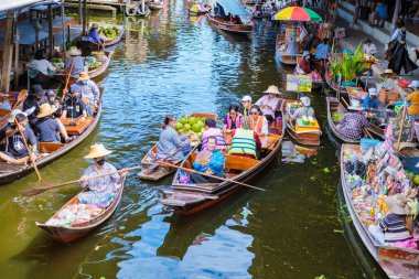 Damnoen saduak yüzen marketi, Bangkok Tayland Eylül 2022 Tayland renkli yüzen pazar