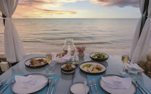해변의 옆에서 저녁을 먹었습니다 해변에서의 낭만적 — 스톡 사진